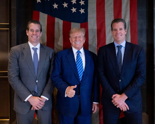 Les jumeaux Winklevoss avec un politicien.
