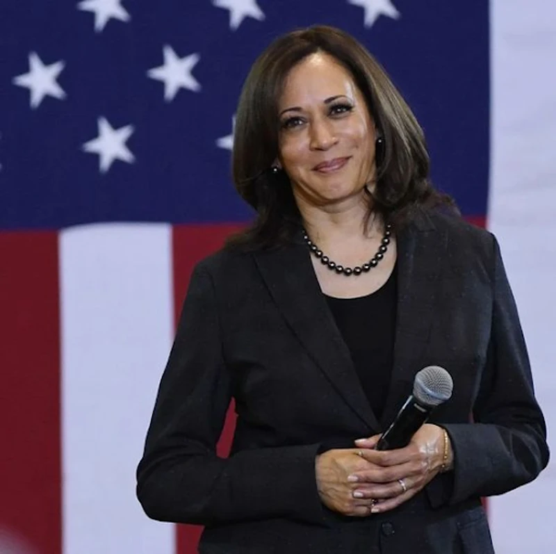 Kamala Harris tenant un micro lors d'un événement public